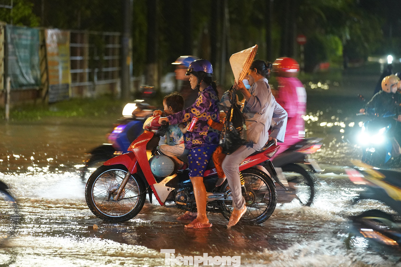 Một gia đình bị rớt đồ trên xe xuống dòng nước phải dừng lại nhặt. Một gia đình bị rớt đồ trên xe xuống dòng nước phải dừng lại nhặt.