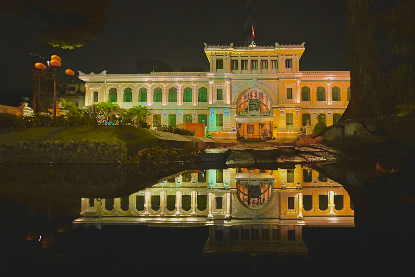 Bưu điện TPHCM phản chiếu xuống vũng nước đọng sau cơn mưa. Bưu điện TPHCM phản chiếu xuống vũng nước đọng sau cơn mưa.