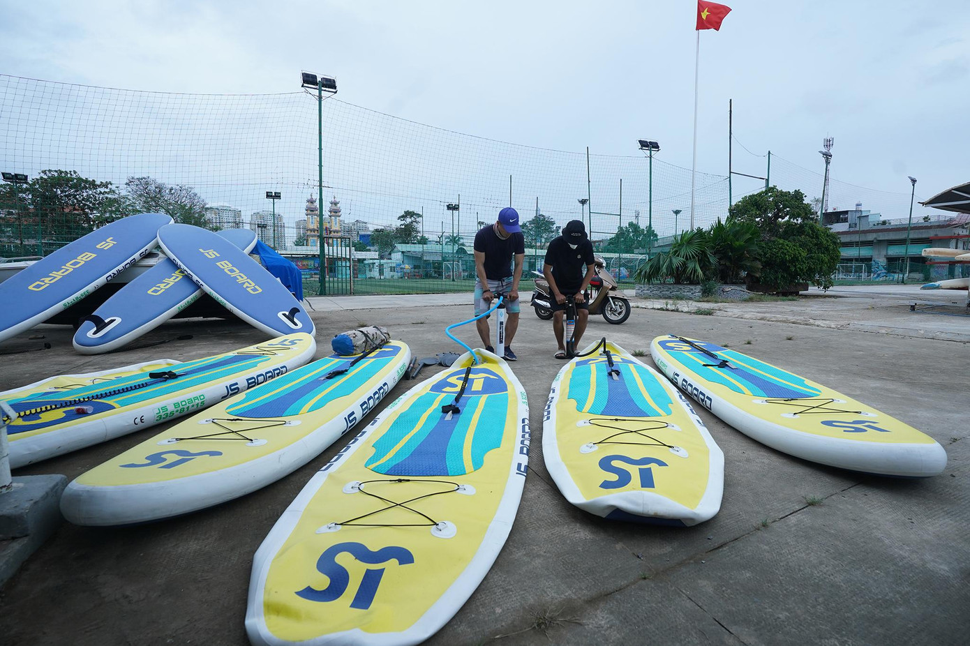 Nhóm của anh Trần Đình Trương cứ mỗi chiều lại mang ván SUP ra khu Bình Quới, Thanh Đa bơm hơi, phục vụ du khách trải nghiệm.