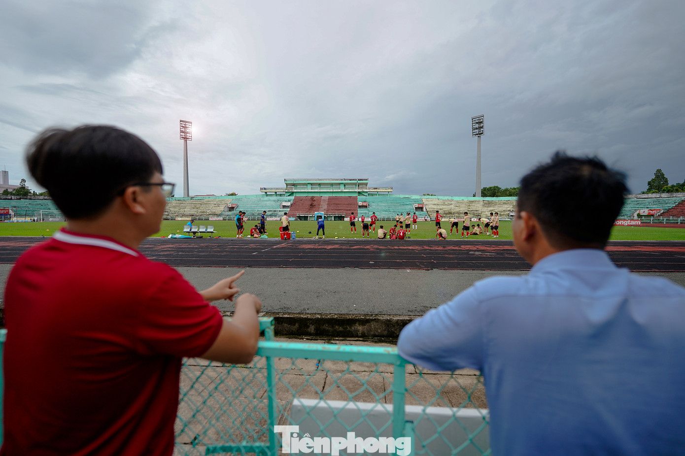 Lịch sử bóng đá Long An gắn liền với chức vô địch V.League dưới sự chỉ đạo của ông bầu Võ Quốc Thắng và HLV Calisto. Sân bóng từng chứa đựng cảm xúc của hàng ngàn cổ động viên ngày nào đã sắp mất và thay thế cho các khu trung tâm thương mại dịch vụ.