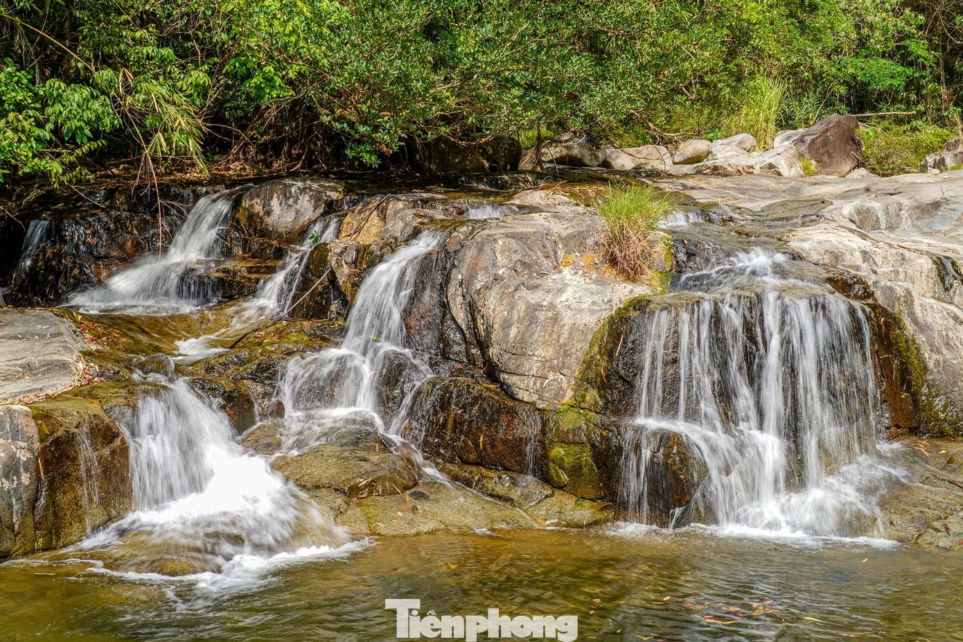 Lãng mạn suối Đá Bàn mùa khô hạn. Do là mùa khô nên mực nước xuống thấp, chính vì thế du khách có nhiều không gian hơn trên các tảng đá. Lãng mạn suối Đá Bàn mùa khô hạn. Do là mùa khô nên mực nước xuống thấp, chính vì thế du khách có nhiều không gian hơn trên các tảng đá.