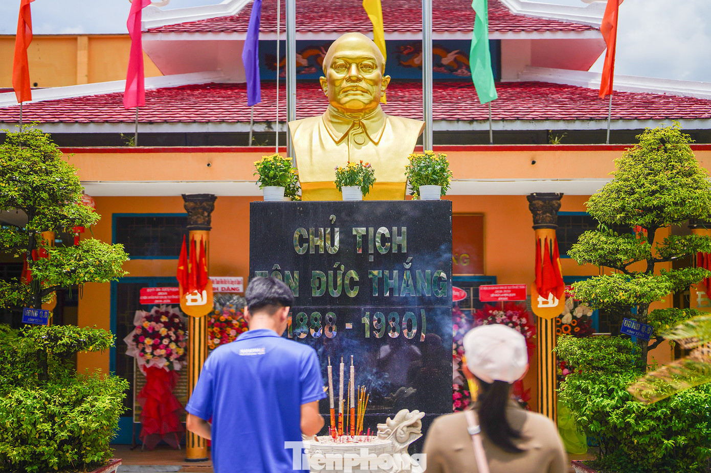 Người dân thường đến viếng đình Bình Đông, thắp hương ở nhà lưu niệm tưởng nhớ Chủ tịch Tôn Đức Thắng,