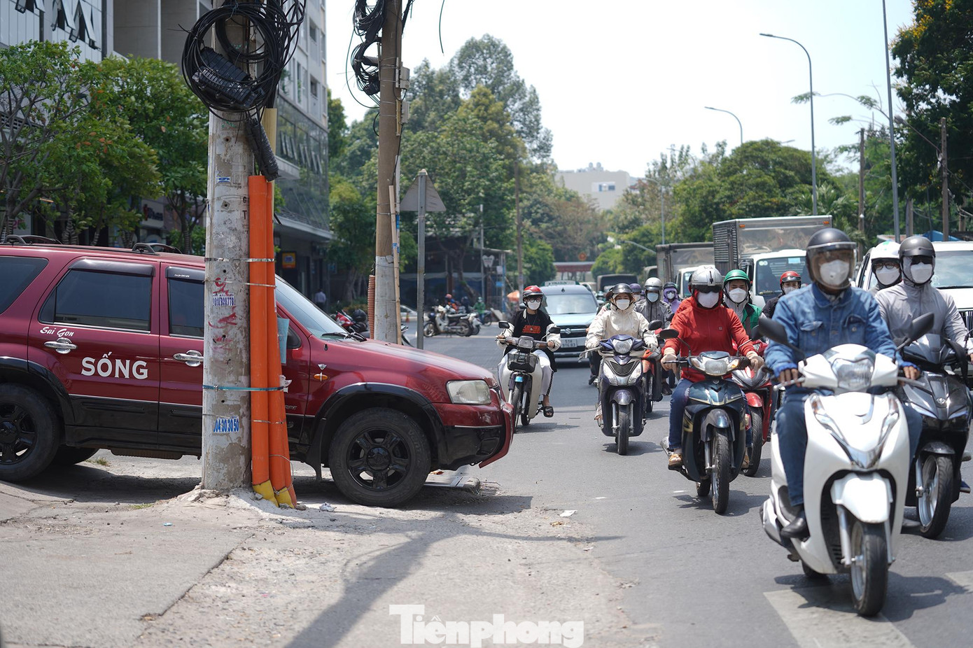 Người dân ra đường che chắn khá kỹ. Người dân ra đường che chắn khá kỹ.