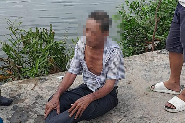 Được sự động viên của lực lượng công an, nạn nhân đã bình tĩnh trở lại Được sự động viên của lực lượng công an, nạn nhân đã bình tĩnh trở lại