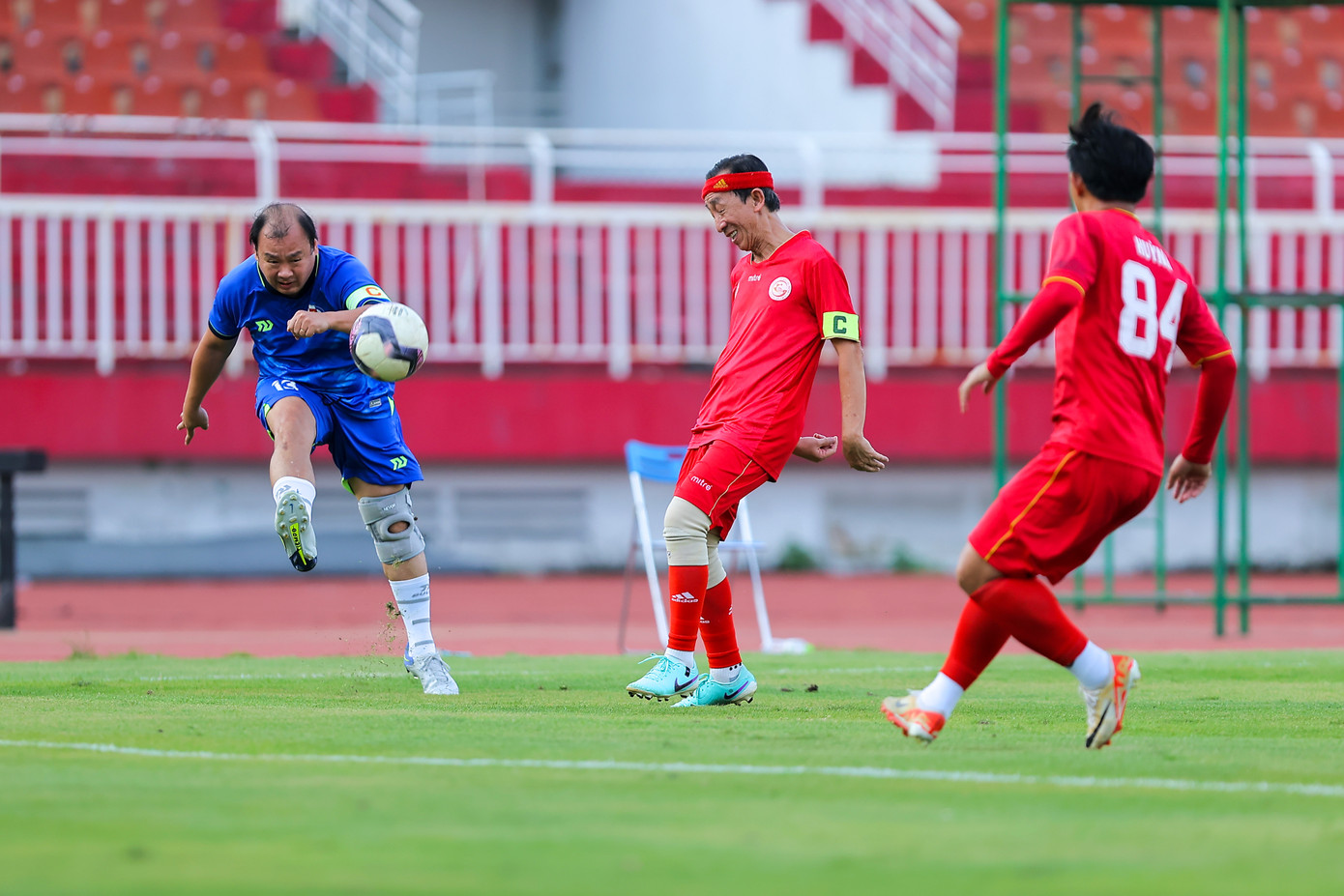 Đội bóng đá CBCC TPHCM dưới sự dẫn dắt của “cầu thủ”, PGS – TS Trần Hoàng Ngân (trợ lý Bí thư Thành ủy TPHCM) là những người có cơ hội đầu tiên khi có pha xuống bóng nguy hiểm ở dọc biên phải nhưng không tận dụng được. Nhân tố mới gây bất ngờ chính là đội trưởng Lê Hải Bình (áo xanh), Ủy viên dự khuyết Trung ương Đảng, Tổng Biên tập Tạp Chí Cộng sản chơi cực hay và chắc chắn. (Ảnh: Hoàng Nguyên Phong)