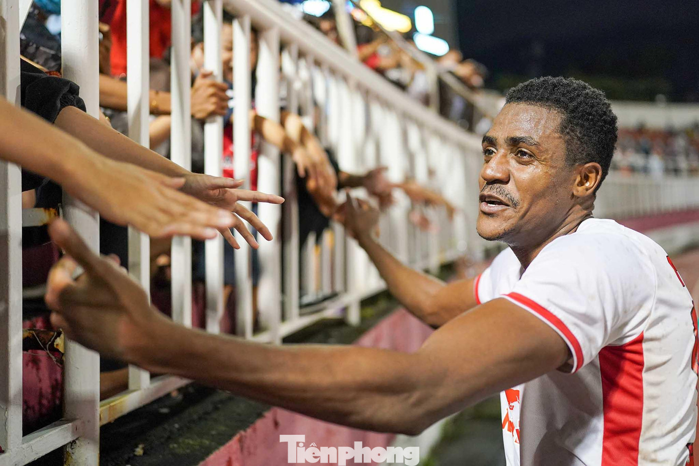 Các ngoại binh cũng nhận được nhiều tình cảm khi chơi tốt ở giải.