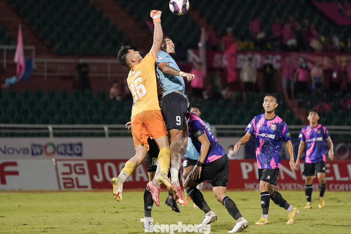 Hàng thủ Sài Gòn FC kiểm soát tốt thế trận khiến Hà Tĩnh không có nhiều cơ hội để tiếp cận với khung thành của Văn Phong.