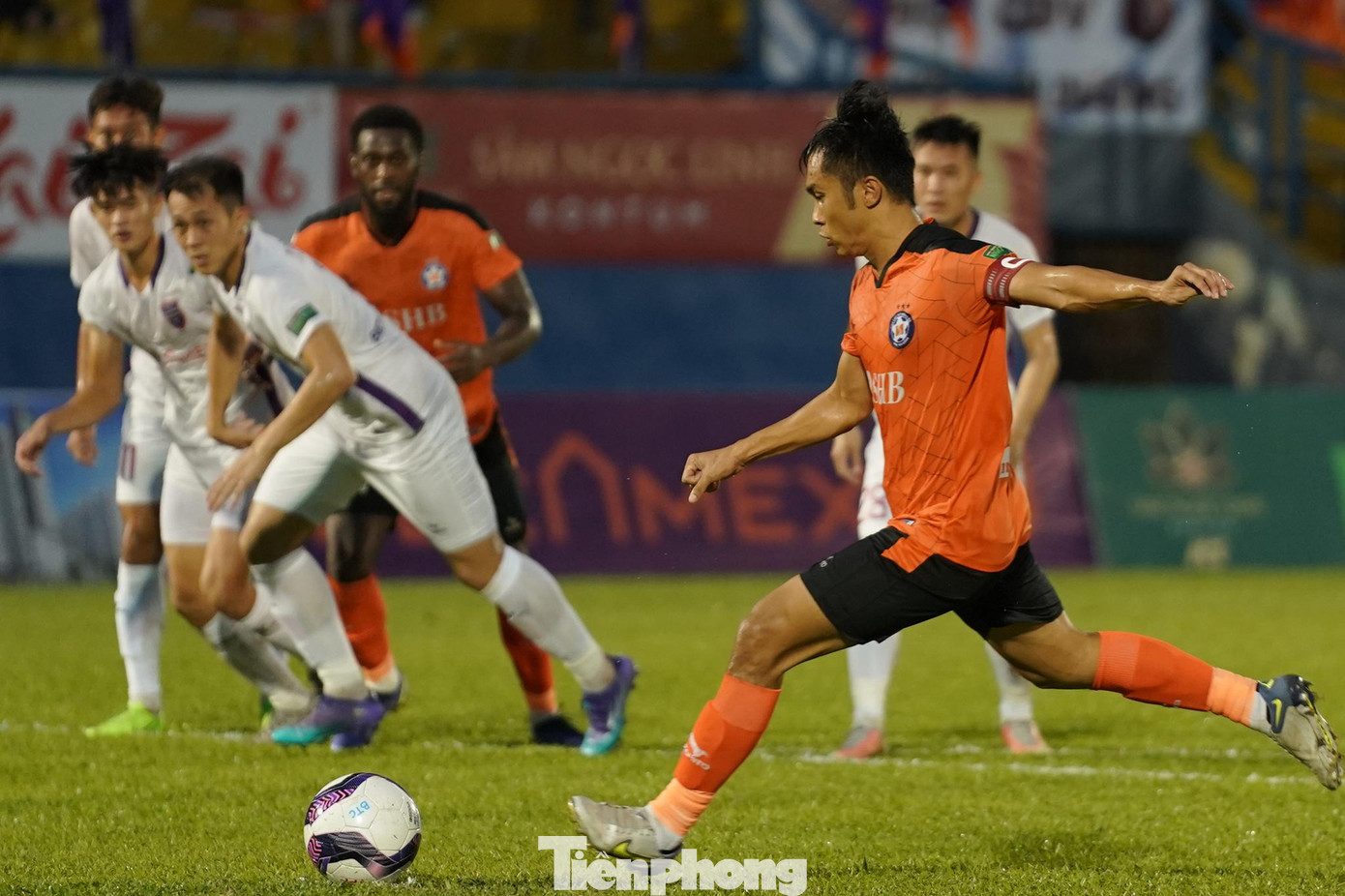 Cầu thủ Phạm Nguyên Sa ( số 43) là người lập cú đúp trên chấm phạt đền ở phút thứ 26 và 64. Cầu thủ Phạm Nguyên Sa ( số 43) là người lập cú đúp trên chấm phạt đền ở phút thứ 26 và 64.