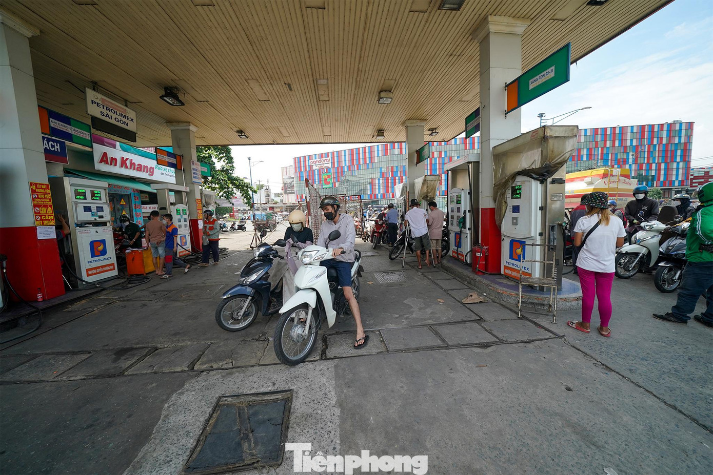 Phía bên trong dòng người cũng thưa thớt hơn. Phía bên trong dòng người cũng thưa thớt hơn.