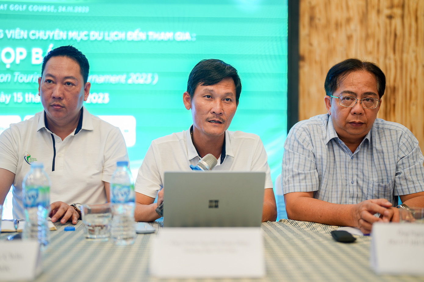 Ông Trịnh Nguyễn Hùng Dũng - Chủ tịch Chi hội golf du lịch Sài Gòn (ngồi giữa). Ông Trịnh Nguyễn Hùng Dũng - Chủ tịch Chi hội golf du lịch Sài Gòn (ngồi giữa).