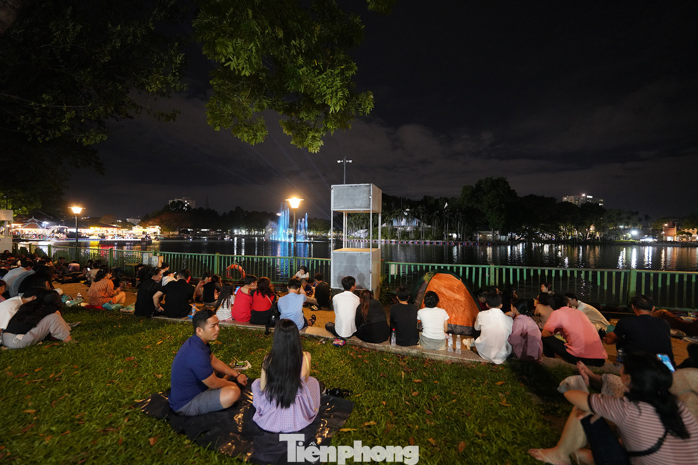 Anh Lê Quốc Phong và nhóm bạn chuẩn bị cả lều chống lại cái lạnh ban đêm để ngắm pháo hoa.