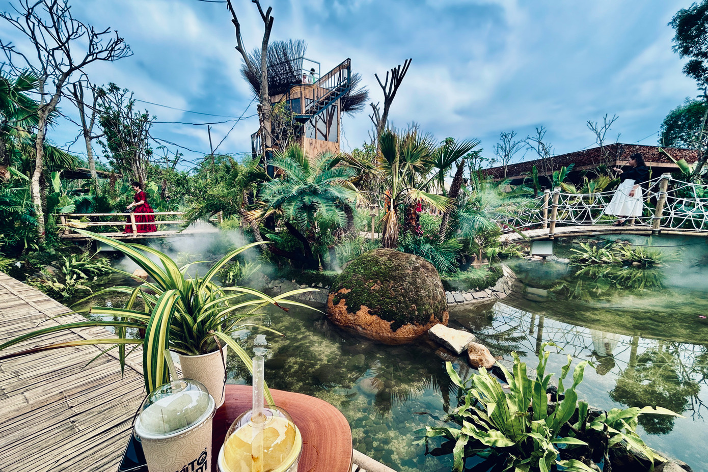 Quán cũng chọn những dòng nhạc êm đềm không lời, giai điệu dịu êm để nâng cảm xúc du khách như một kiểu không muốn làm phá đi sự thư thái, nhẹ nhàng mà không gian nơi đây mang lại.