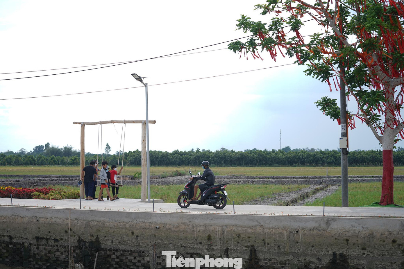 Bà La Thị Xuân, sinh năm 1960, người sống lâu năm tại xã Giai Xuân, huyện Phong Điền chia sẻ: "Hồi đó ở đây đường đi sình bùn không à, nhờ có ông Lang làm mới được như hiện tại, chứ không thôi ở đây buồn dữ lắm. Hồi đó tôi làm ruộng không, giờ thì bán nước thu nhập cũng có đồng lời, đồng vô đồng ra nên đỡ lắm." Bà La Thị Xuân, sinh năm 1960, người sống lâu năm tại xã Giai Xuân, huyện Phong Điền chia sẻ: "Hồi đó ở đây đường đi sình bùn không à, nhờ có ông Lang làm mới được như hiện tại, chứ không thôi ở đây buồn dữ lắm. Hồi đó tôi làm ruộng không, giờ thì bán nước thu nhập cũng có đồng lời, đồng vô đồng ra nên đỡ lắm."