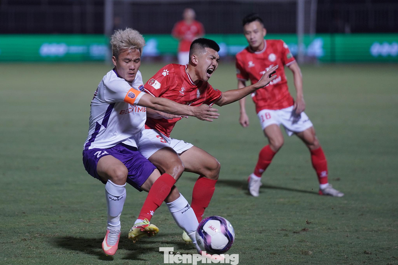 TPHCM (áo đỏ) không có nhiều pha tấn công do hậu vệ Becamex Bình Dương khoá khá chặt. TPHCM (áo đỏ) không có nhiều pha tấn công do hậu vệ Becamex Bình Dương khoá khá chặt.
