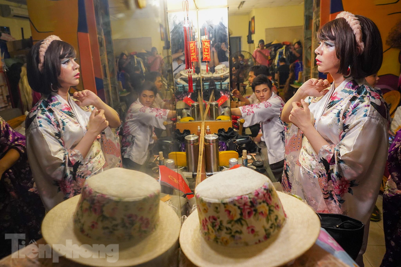 Diễn viên Trần Tuấn Kiệt đang hoá trang thành nhân vật bà Táo tâm sự: “Kiệt trông đợi từng ngày để sân khấu được sáng đèn trở lại. Sự nôn nao và trông đợi kéo dài trong nhiều ngày. Nó càng da diết hơn khi thấy số ca nhiễm thành phố ngày giảm dần. Các con số về ca nhiễm càng giảm thì sự mong mỏi nó càng tăng lên. Có những đêm Kiệt không ngủ, ngồi lấy thùng trang điểm ra ngồi hoá trang”.