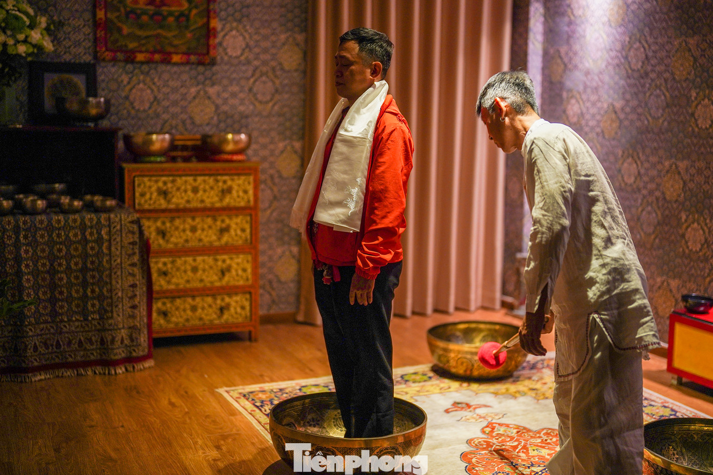 Khách trải nghiệm được hướng dẫn vào tiếp một căn phòng kín, ánh sáng dịu nhẹ, đứng chân không vào một chiếc chuông lớn. Nhân viên hỗ trợ sẽ đánh 4 lần chuông vào bốn phía, người bên trong sẽ cảm nhận lực tác động của tiếng chuông chạy từ lòng bàn chân lên đỉnh đầu...