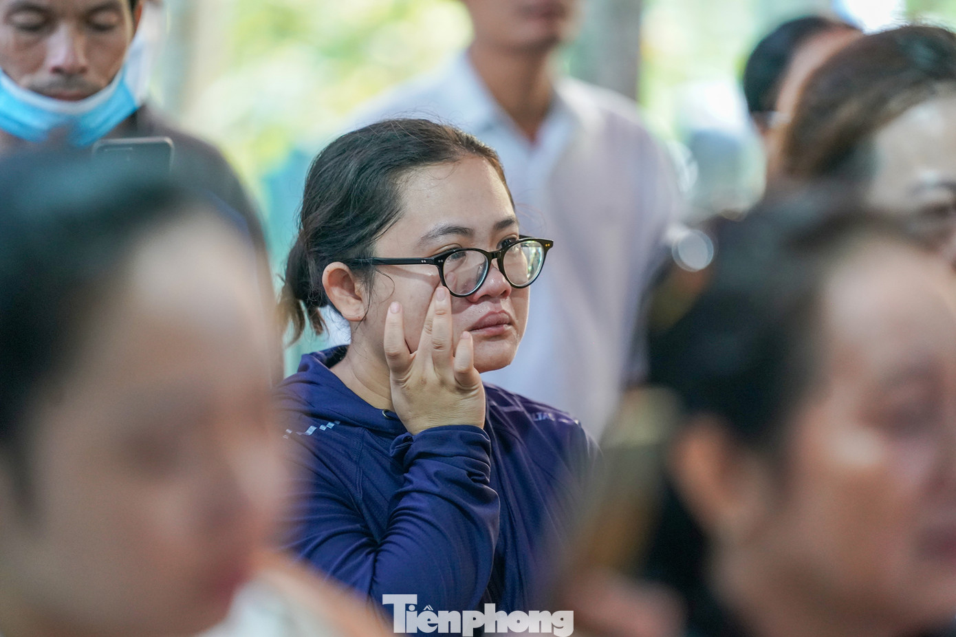 Hàng xóm, người thân không kìm được nước mắt trong phút tiễn đưa Trung tá Nguyễn Xuân Hào về nơi an nghỉ cuối cùng.