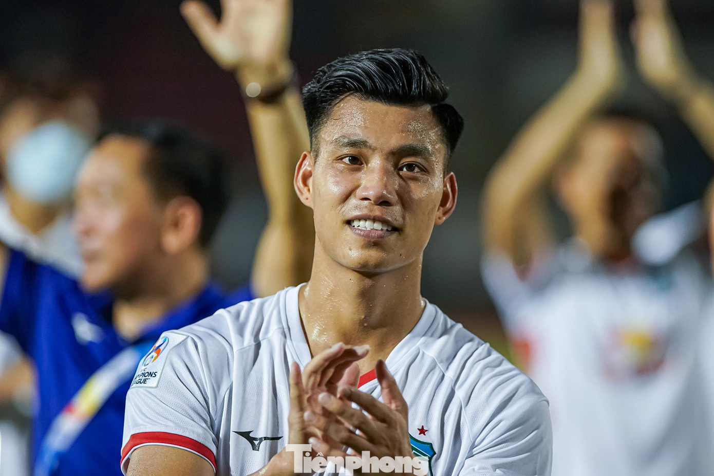 Văn Thanh được BTC bầu chọn cầu thủ hay nhất trận khi &quot;tả xung hữu đột&quot; hai cánh hàng phòng ngự và ghi bàn mở tỉ số trận đấu.