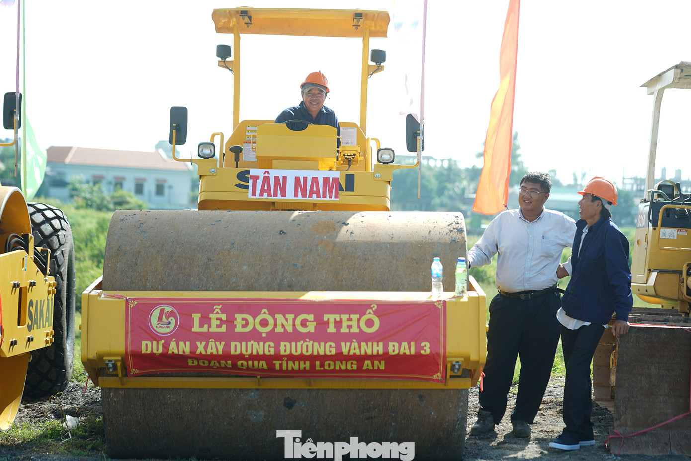 Theo UBND huyện Bến Lức, 100% hộ dân đồng tình với chủ trương thực hiện dự án khu tái định cư. Theo UBND huyện Bến Lức, 100% hộ dân đồng tình với chủ trương thực hiện dự án khu tái định cư.