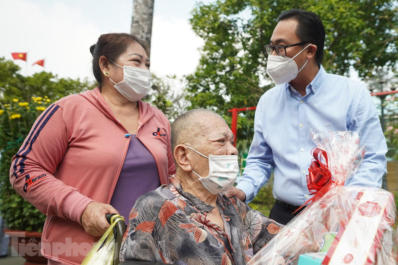 Bệnh viện Phục hồi Chức năng TPHCM đang trở thành cơ sở tiếp nhận, điều trị nhiều bệnh nhân bị di chứng hậu COVID-19 nhất trên địa bàn thành phố. Trong ảnh, TS.BS Phan Minh Hoàng (đeo kính), Giám đốc bệnh viện cho biết, đến nay đã có 1.110 bệnh nhân đến khám và điều trị các di chứng, trong đó nhiều nhất là bệnh lý hô hấp, tiếp đến là bệnh lý nền kèm theo như tăng huyết áp, đái tháo đường, di chứng bệnh mạch máu não, rối loạn lo âu, rối loạn giấc ngủ.