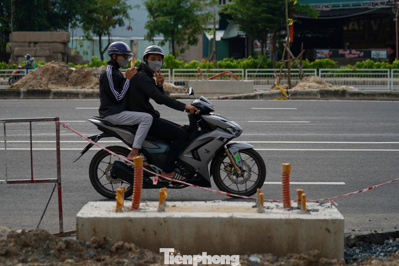 Có thể cảm nhận rõ sự phấn khởi của người dân khi lưu thông trên con đường rộng rãi, an toàn.