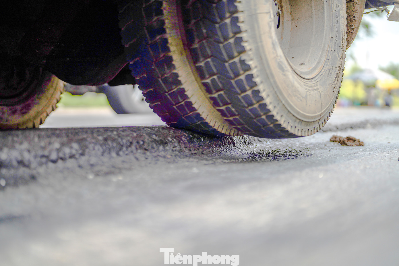 Nhiều phương tiện lưu thông qua tuyến đường tránh TP Tân An gặp nhiều khó khăn, nhất là xe máy mỗi khi rẽ trái vào quốc lộ 62 để đi thị xã Kiến Tường vì rất dễ bị té ngã. Trong ảnh, có thể thấy rõ vết lún lõm xuống khoảng 5cm, gây nguy hiểm cho xe máy nếu người điều khiển không để ý.