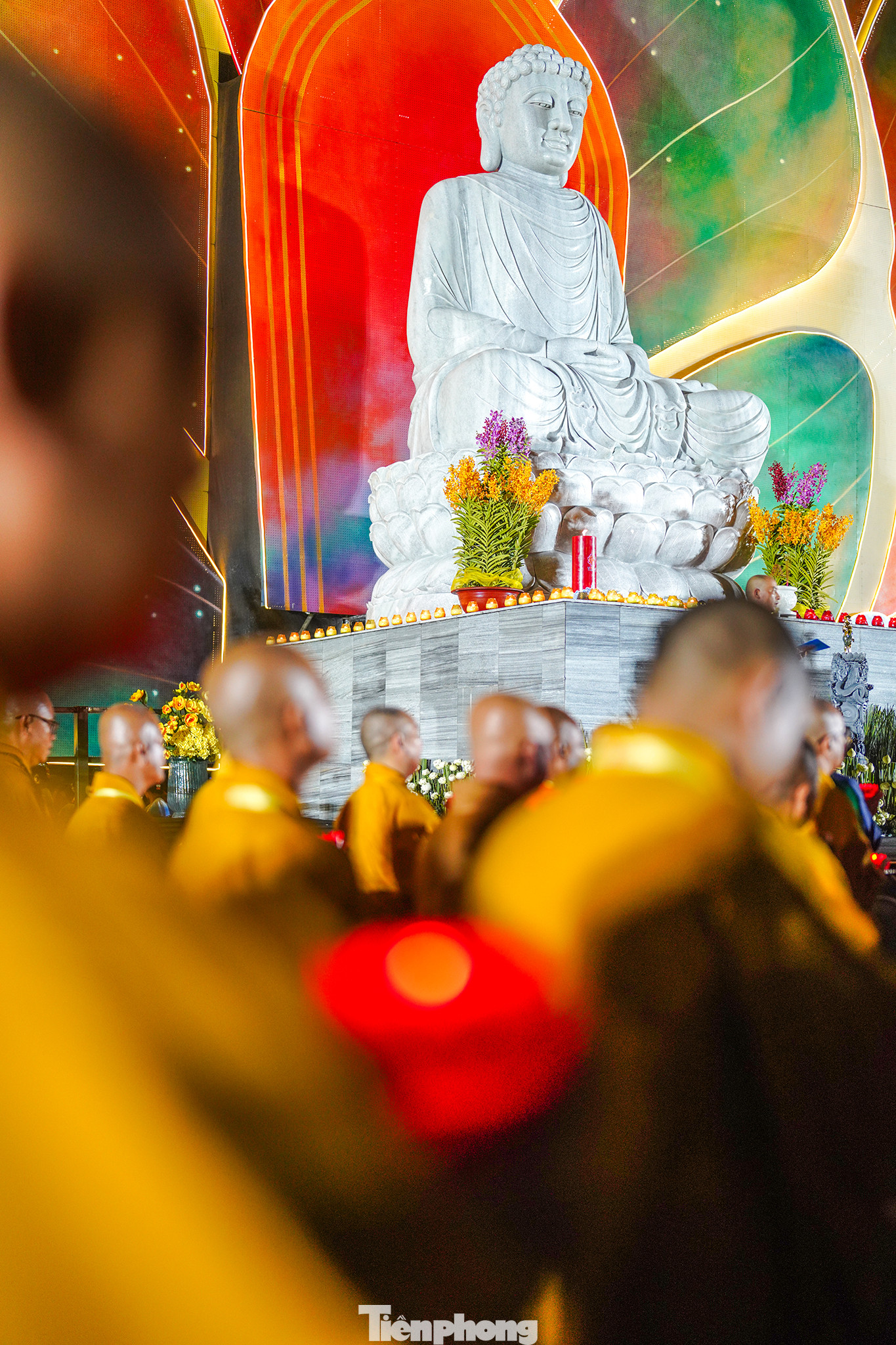 Lễ hội bắt đầu với nghi thức hành thiền và tụng kinh cầu nguyện do chư tôn đức tăng ni chủ trì.