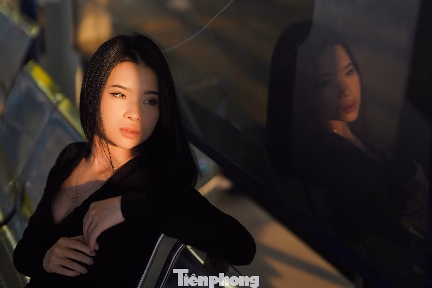 Bạn Quỳnh (ngụ Đồng Nai) đang là sinh viên học tại TPHCM cũng tranh thủ ra đây canh chụp khoảnh khắc chiều tà bên ga tàu.