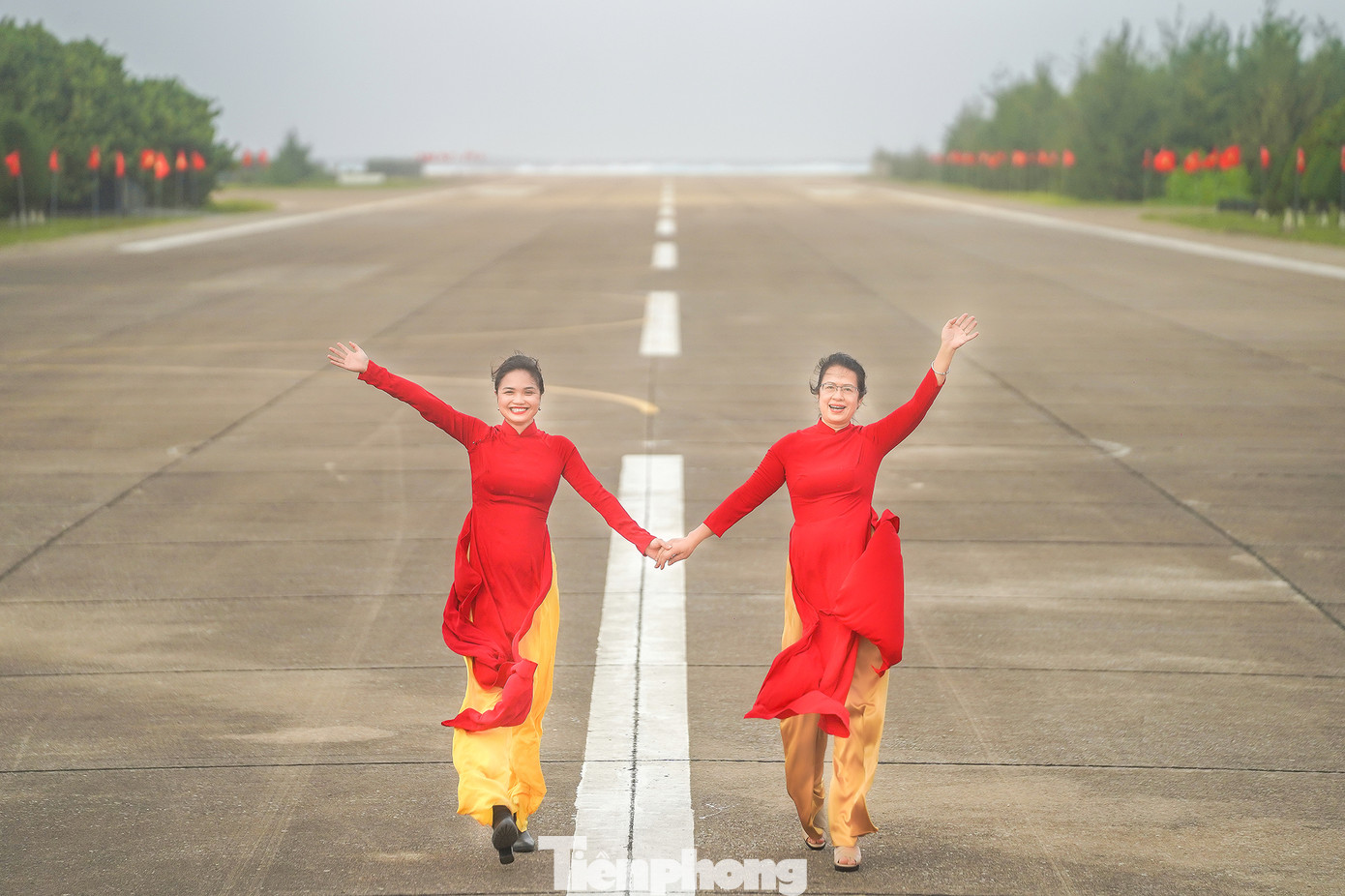 Các thành viên trong đoàn công tác cũng tranh thủ lưu lại khoảnh khắc ý nghĩa với các chiến sĩ Trường Sa. Các thành viên trong đoàn công tác cũng tranh thủ lưu lại khoảnh khắc ý nghĩa với các chiến sĩ Trường Sa.