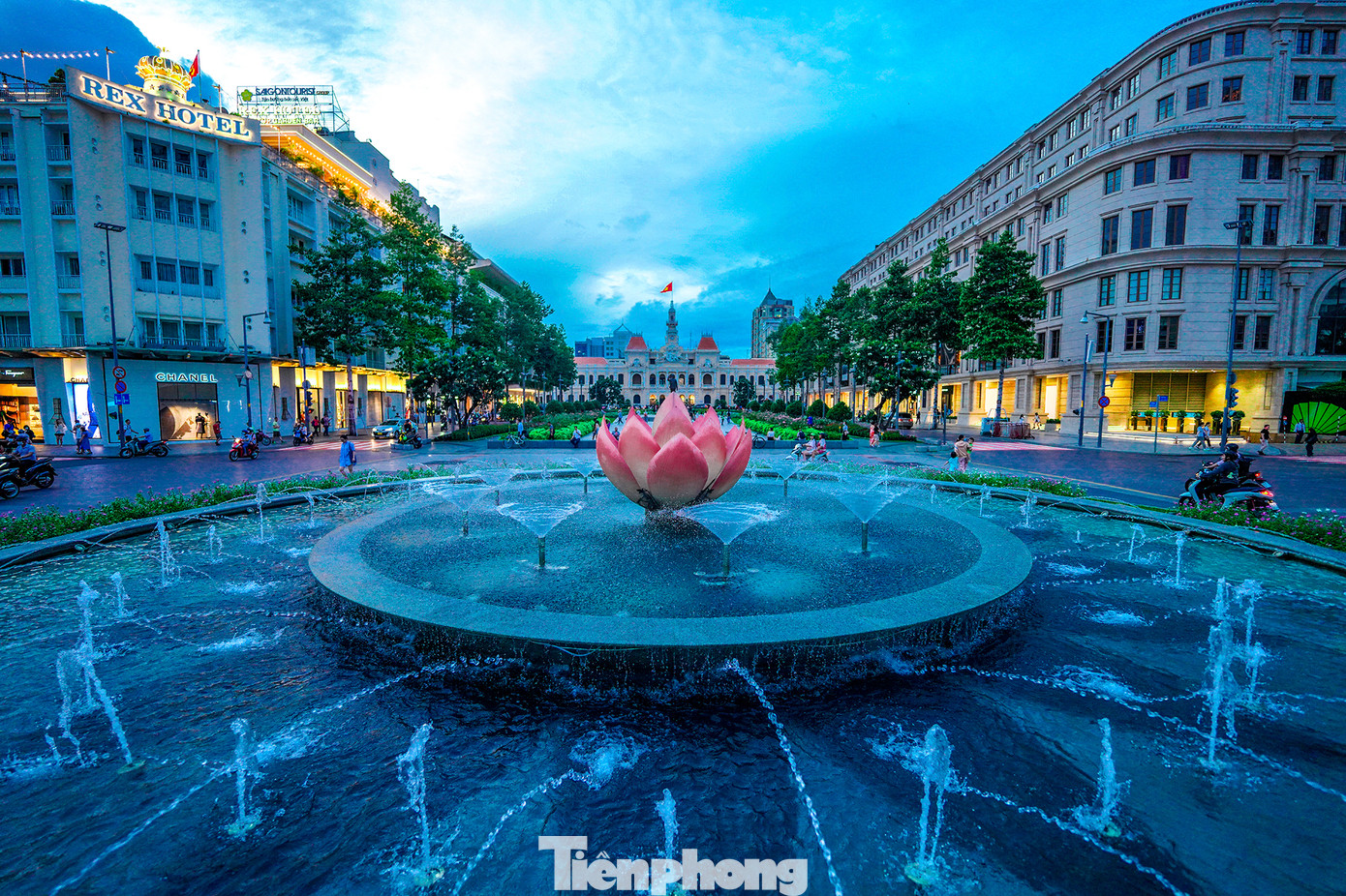 Nút giao Nguyễn Huệ - Lê Lợi là nút giao biểu tượng của TPHCM vì nằm trên hai tuyến đường thuộc dạng đắt đỏ nhất thành phố.