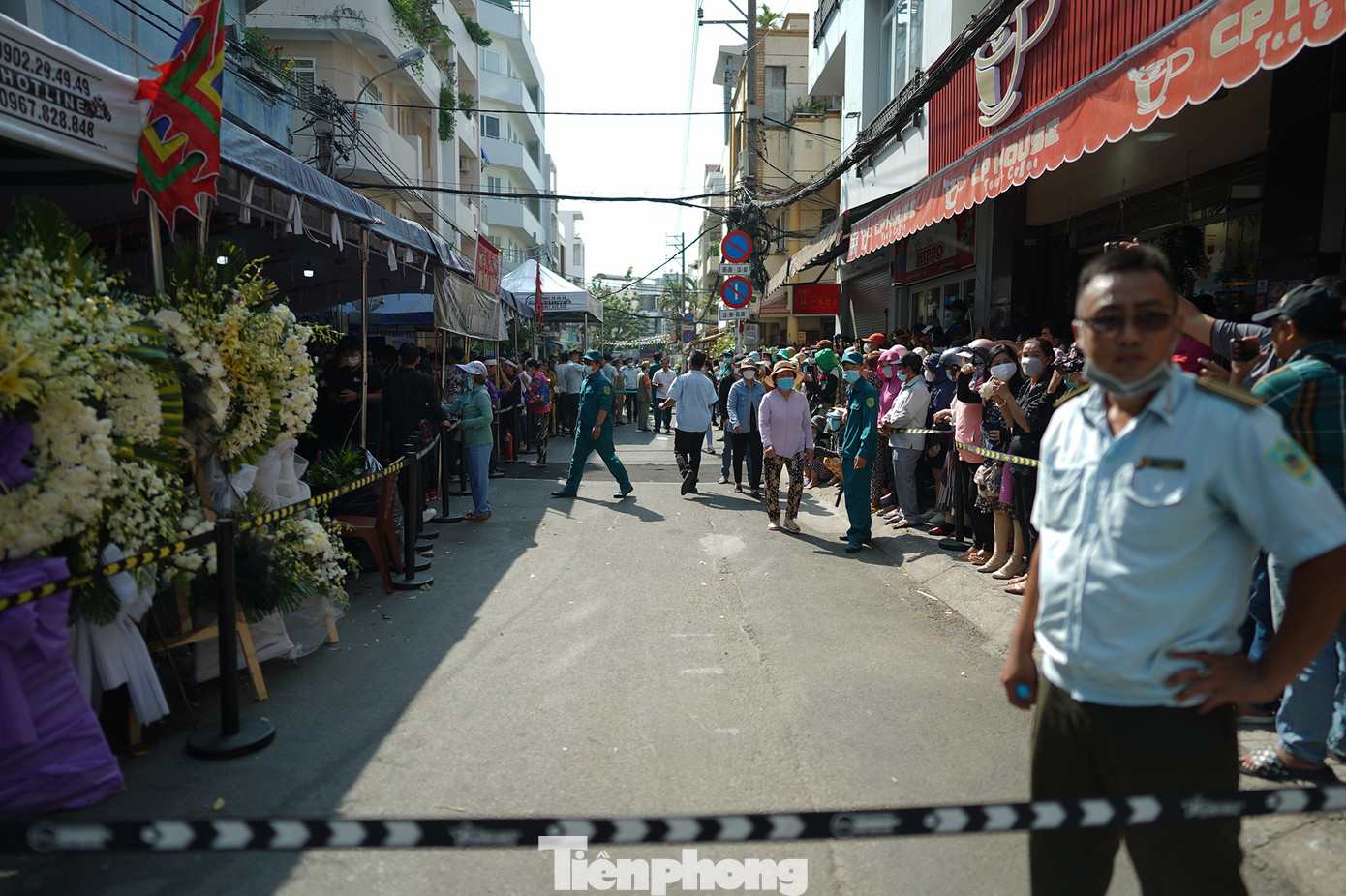 Từ lúc 9h, khu vực trước cửa nhà NSƯT Vũ Linh đã được phong tỏa.