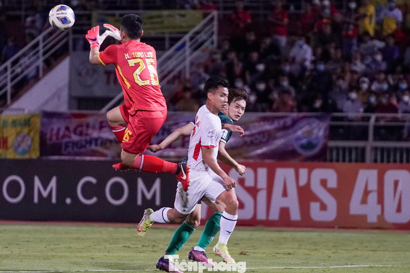 Phút thứ 28, thủ môn Tuấn Linh chơi tập trung và băng ra rất nhanh để sớm giải nguy cho cầu môn đội nhà. Phút thứ 28, thủ môn Tuấn Linh chơi tập trung và băng ra rất nhanh để sớm giải nguy cho cầu môn đội nhà.
