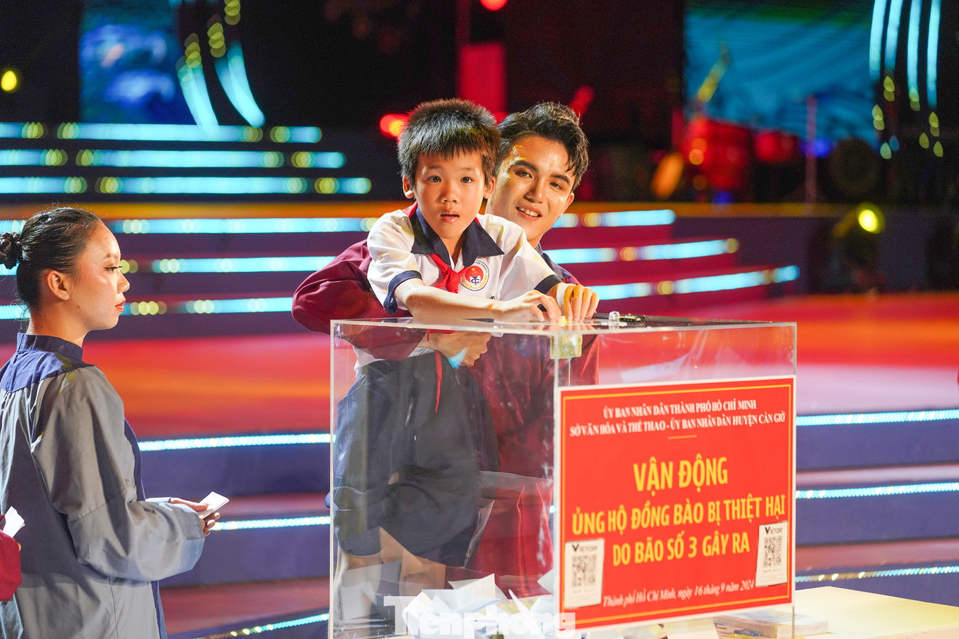 "Mấy hôm nay con lấy điện thoại của tôi xem thông tin về các bạn ở Làng Nủ. Hôm nay, con xin tôi 100.000 đồng để mong giúp các bạn Làng Nủ sớm trở lại trường. Bản thân tôi cũng mong mọi nhà ngoài đấy sớm phục hồi", phụ huynh học sinh chia sẻ.