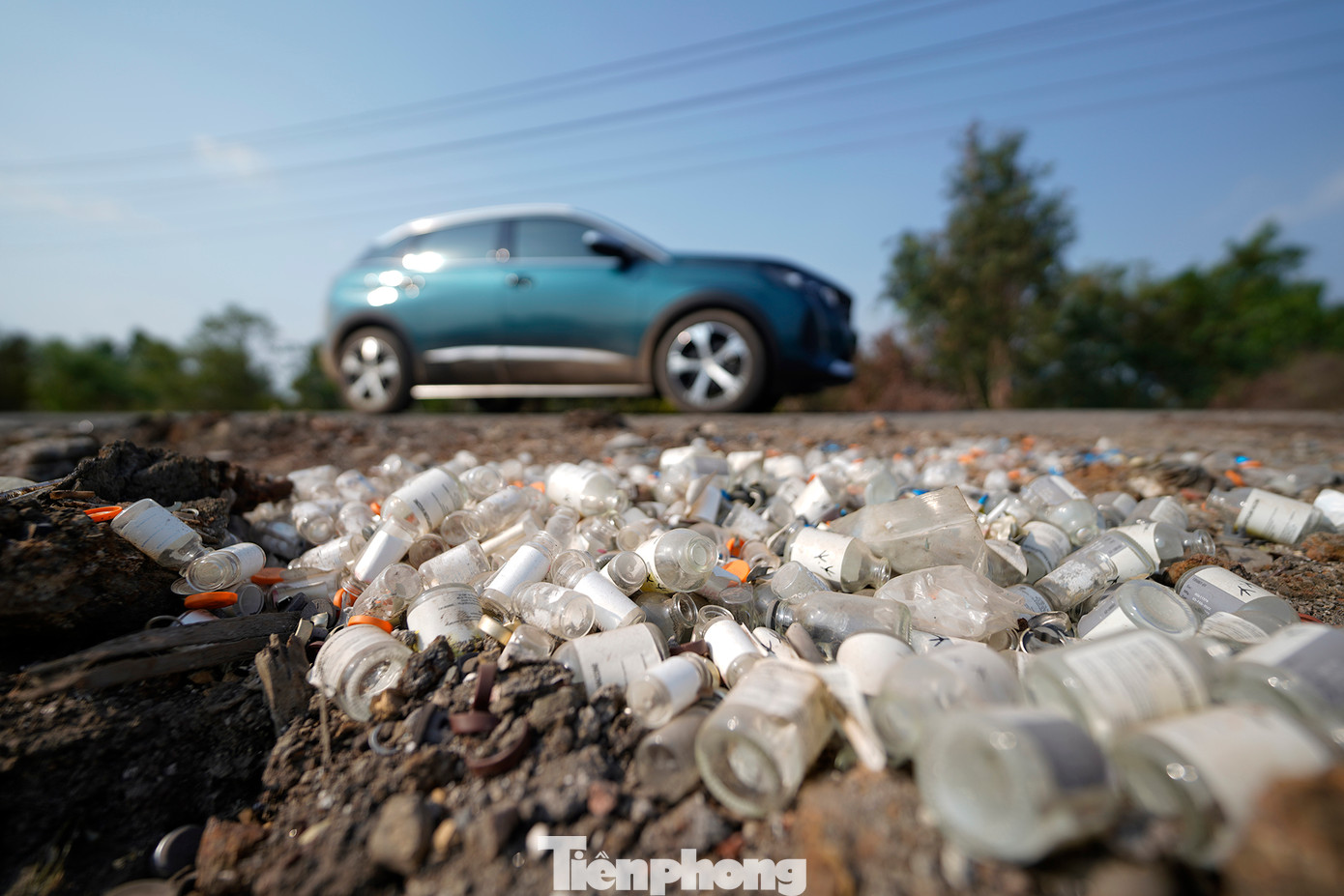 Nhiều chai lọ hoá chất giống với rác thải y tế còn nguyên vì là vật liệu không cháy.