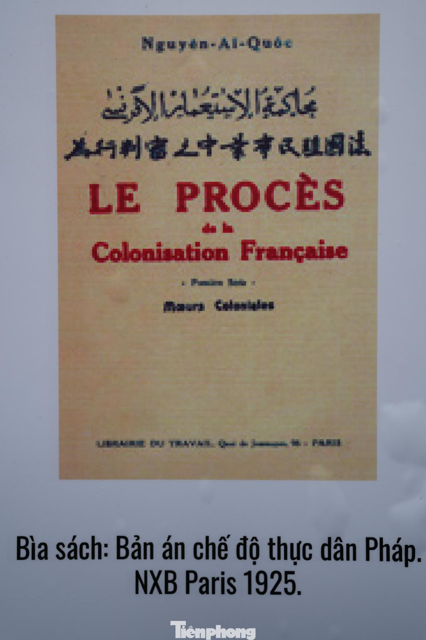 Tác phẩm của Nguyễn Ái Quốc viết bằng tiếng Pháp, nhan đề Le procès de la colonisation française (Bản án chế độ thực dân Pháp) được xuất bản lần đầu tiên tại Pari, do Thư quán Lao động (Librairie du Travail) ấn hành. Cuốn sách đã thu thập những tài liệu người thực, việc thực xảy ra ở các thuộc địa của Pháp nhằm vạch trần tội ác của chủ nghĩa thực dân đối với người dân thuộc địa. Cuốn sách còn giới thiệu Lời kêu gọi của Quốc tế Nông dân gửi nông dân lao động các thuộc địa, giới thiệu Tuyên ngôn của Hội Liên hiệp thuộc địa. Tác phẩm của Nguyễn Ái Quốc viết bằng tiếng Pháp, nhan đề Le procès de la colonisation française (Bản án chế độ thực dân Pháp) được xuất bản lần đầu tiên tại Pari, do Thư quán Lao động (Librairie du Travail) ấn hành. Cuốn sách đã thu thập những tài liệu người thực, việc thực xảy ra ở các thuộc địa của Pháp nhằm vạch trần tội ác của chủ nghĩa thực dân đối với người dân thuộc địa. Cuốn sách còn giới thiệu Lời kêu gọi của Quốc tế Nông dân gửi nông dân lao động các thuộc địa, giới thiệu Tuyên ngôn của Hội Liên hiệp thuộc địa.