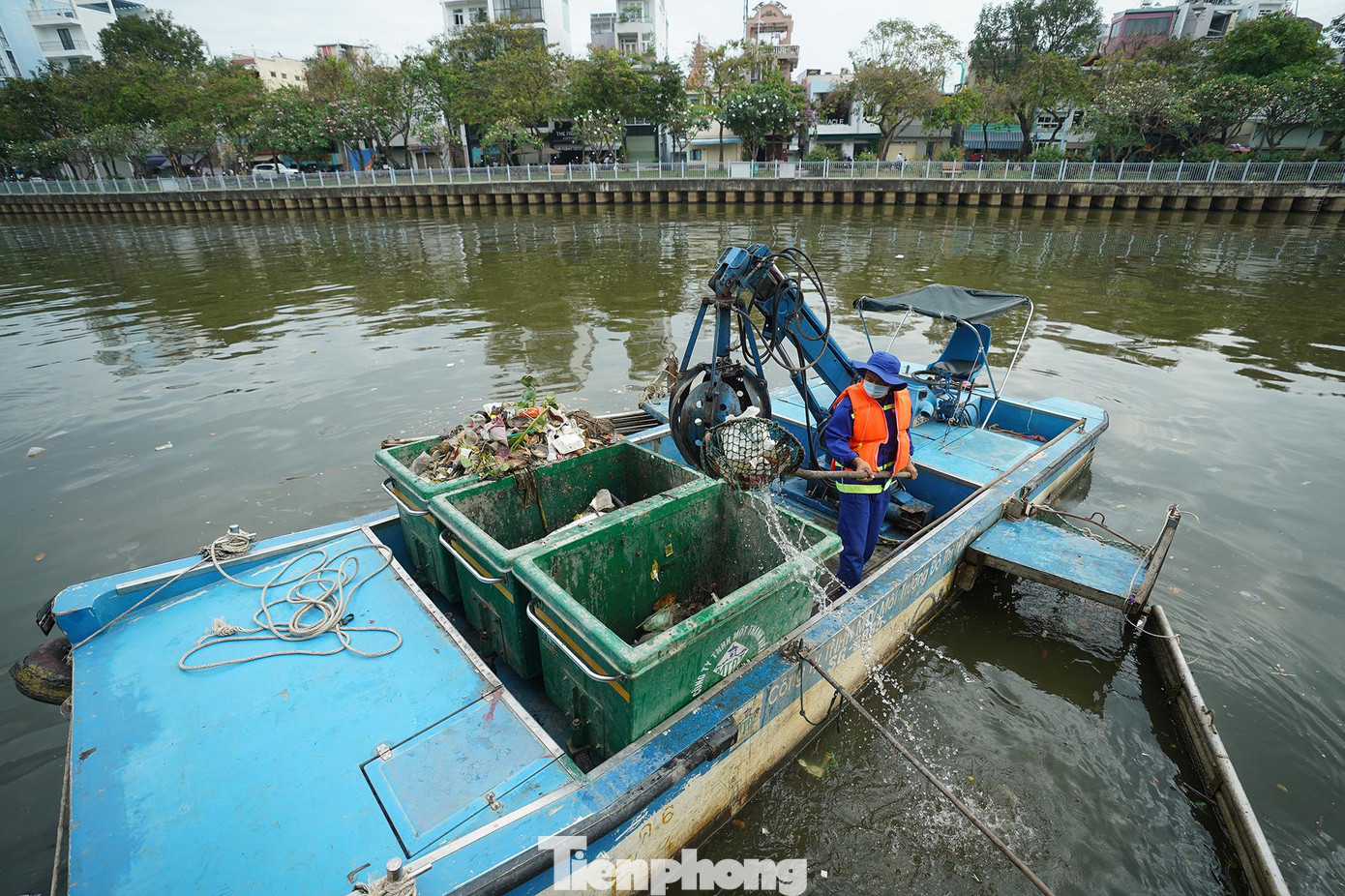 Một nhân viên đội vớt rác trên kênh Nhiêu Lộc - Thị Nghè cho biết nhận nhiệm vụ vệ sinh mặt nước kênh Nhiêu Lộc - Thị Nghè từ năm 2012. Từ đó đến nay, dòng kênh bắt đầu được chuyển hóa dần. Đặc biệt, từ năm 2019 đến nay, rác trên kênh ít dần, dòng kênh tốt lên hẳn. “Nguyên nhân chính nằm ở ý thức người dân”, nhân viên nhìn nhận. Một nhân viên đội vớt rác trên kênh Nhiêu Lộc - Thị Nghè cho biết nhận nhiệm vụ vệ sinh mặt nước kênh Nhiêu Lộc - Thị Nghè từ năm 2012. Từ đó đến nay, dòng kênh bắt đầu được chuyển hóa dần. Đặc biệt, từ năm 2019 đến nay, rác trên kênh ít dần, dòng kênh tốt lên hẳn. “Nguyên nhân chính nằm ở ý thức người dân”, nhân viên nhìn nhận.