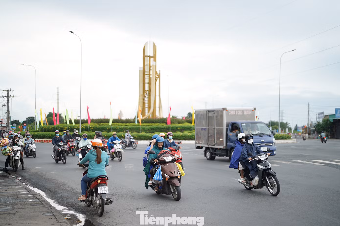 ... trong tình hình thời tiết bất lợi khi xuất hiện nhiều cơn mưa bất chợt. Trung tâm Dự báo Khí tượng thủy văn Quốc gia dự báo Nam bộ chiều và đêm có mưa rào và dông, vài nơi mưa to đến rất to. Trong mưa dông khả năng xảy ra lốc, sét, mưa đá và gió giật mạnh.