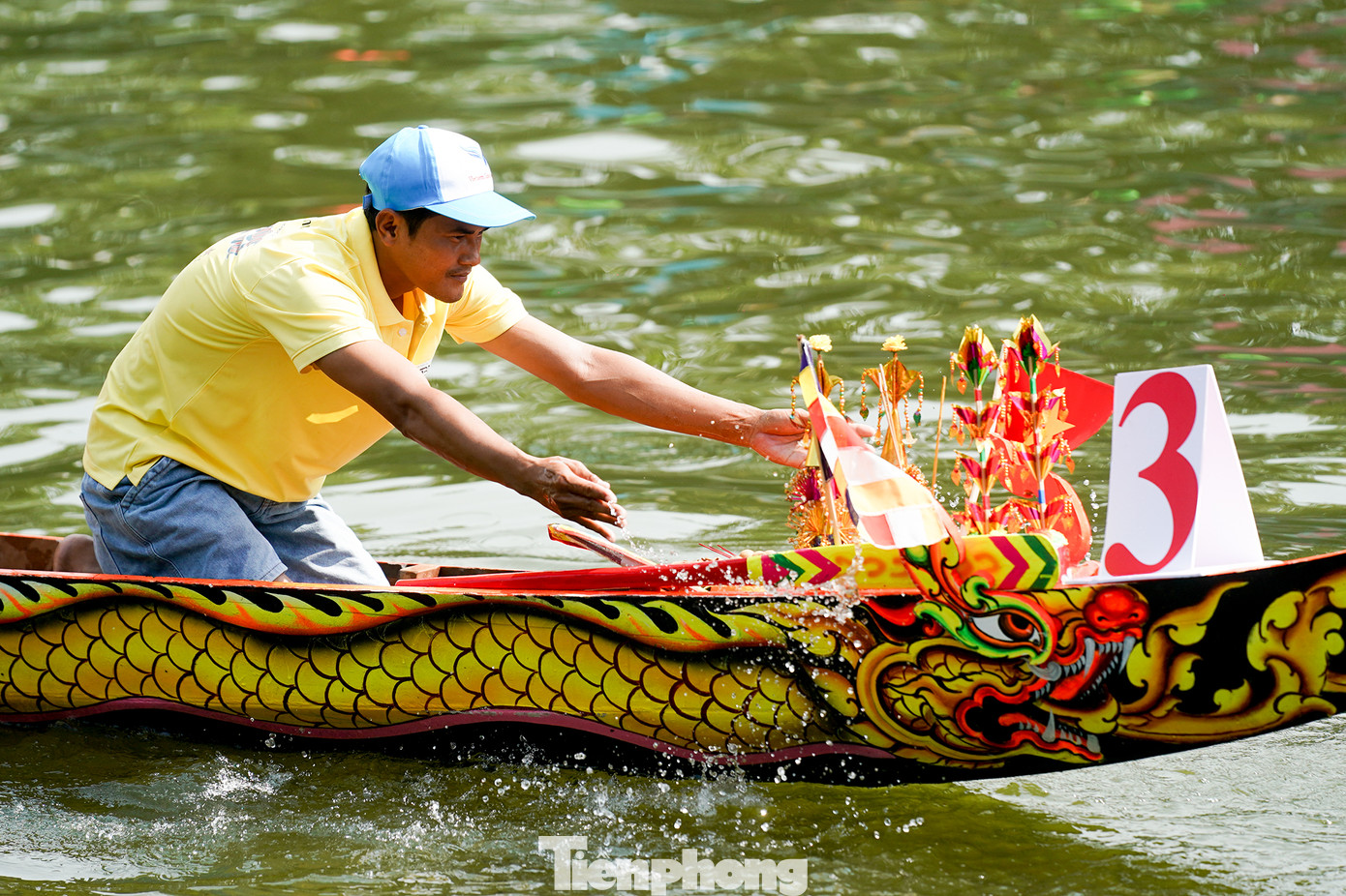 Bước vào vạch xuất phát ngay cầu Công Lý, các đội trưởng thành kính làm lễ trước khi nhấn mái chèo tranh tài.