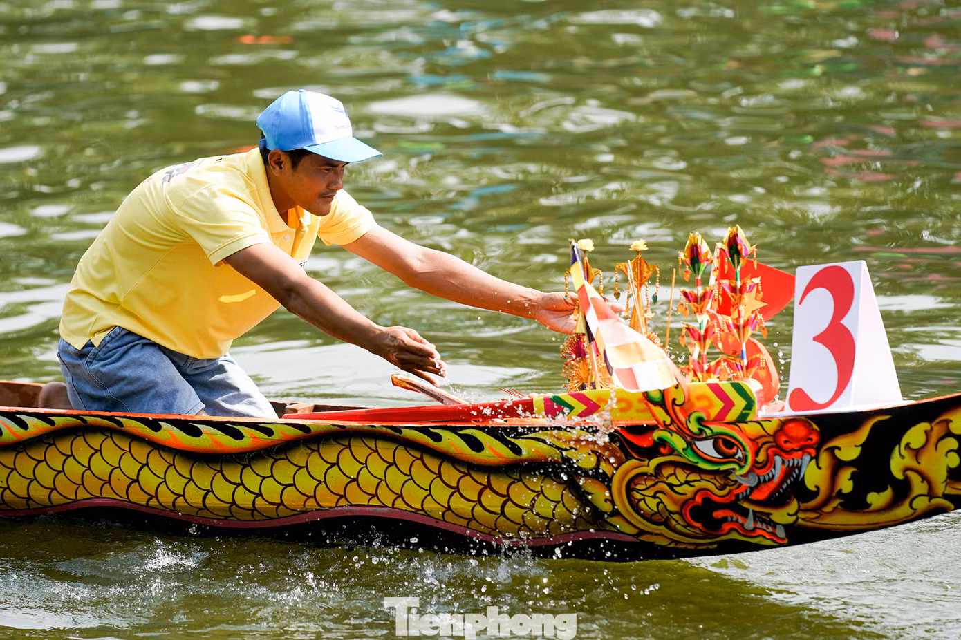 Bước vào vạch xuất phát ngay cầu Công Lý, các đội trưởng thành kính làm lễ trước khi nhấn mái chèo tranh tài.
