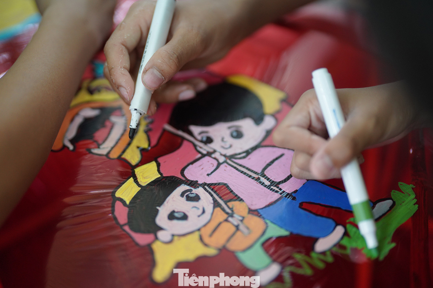 Nhóm thiếu nhi đến từ Trường tiểu học Vàm Sát gây ấn tượng bởi khả năng trang trí bằng các nét vẽ tay. "Tôi rất bất ngờ với khả năng sáng tạo của các bé trường Vàm Sát", một Tổng phụ trách Đội chia sẻ trong vai trò là Ban Giám khảo.