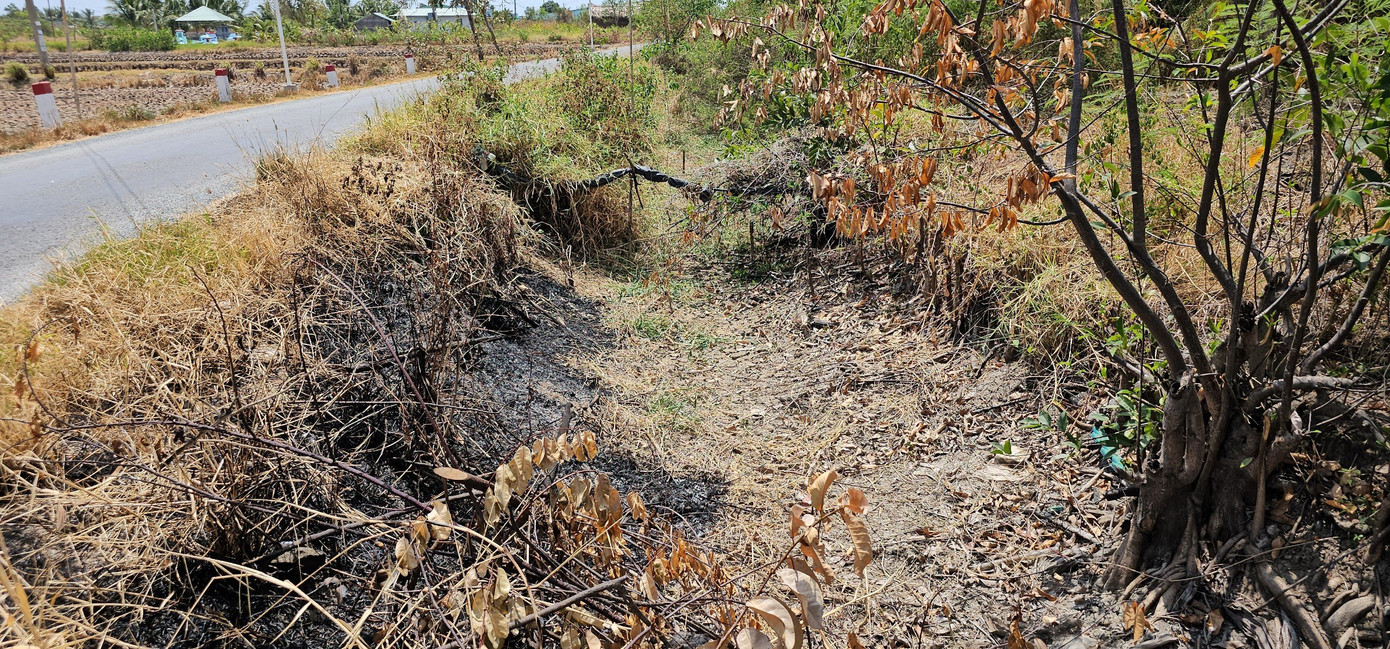 Hầu hết các đoạn mương trong xã đều khô trơ đáy.