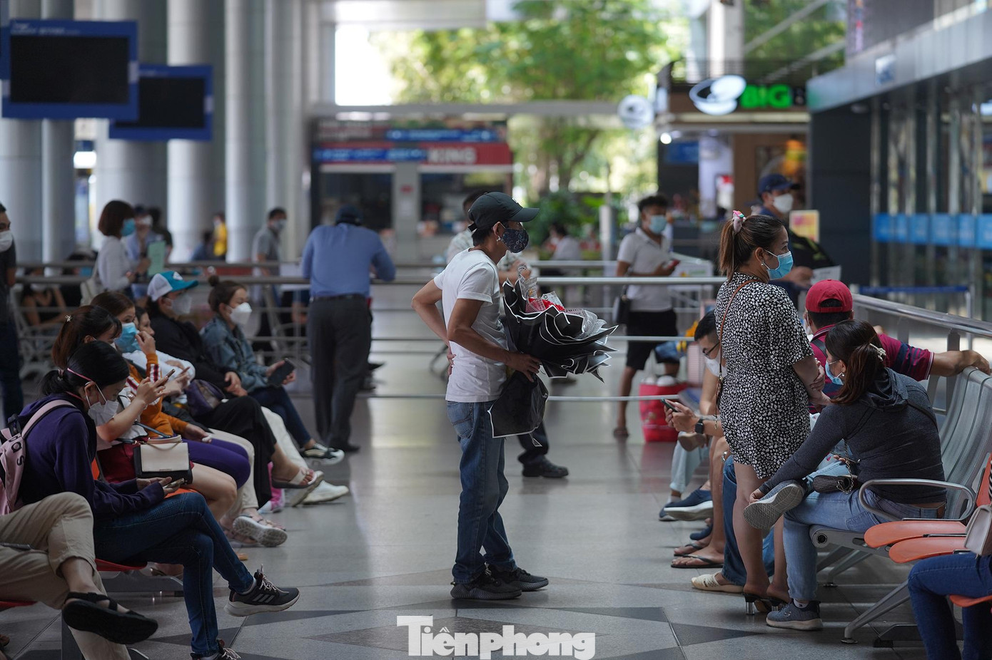 Sân bay Tân Sơn Nhất ngày đầu đón khách quốc tế ra sao? ảnh 2