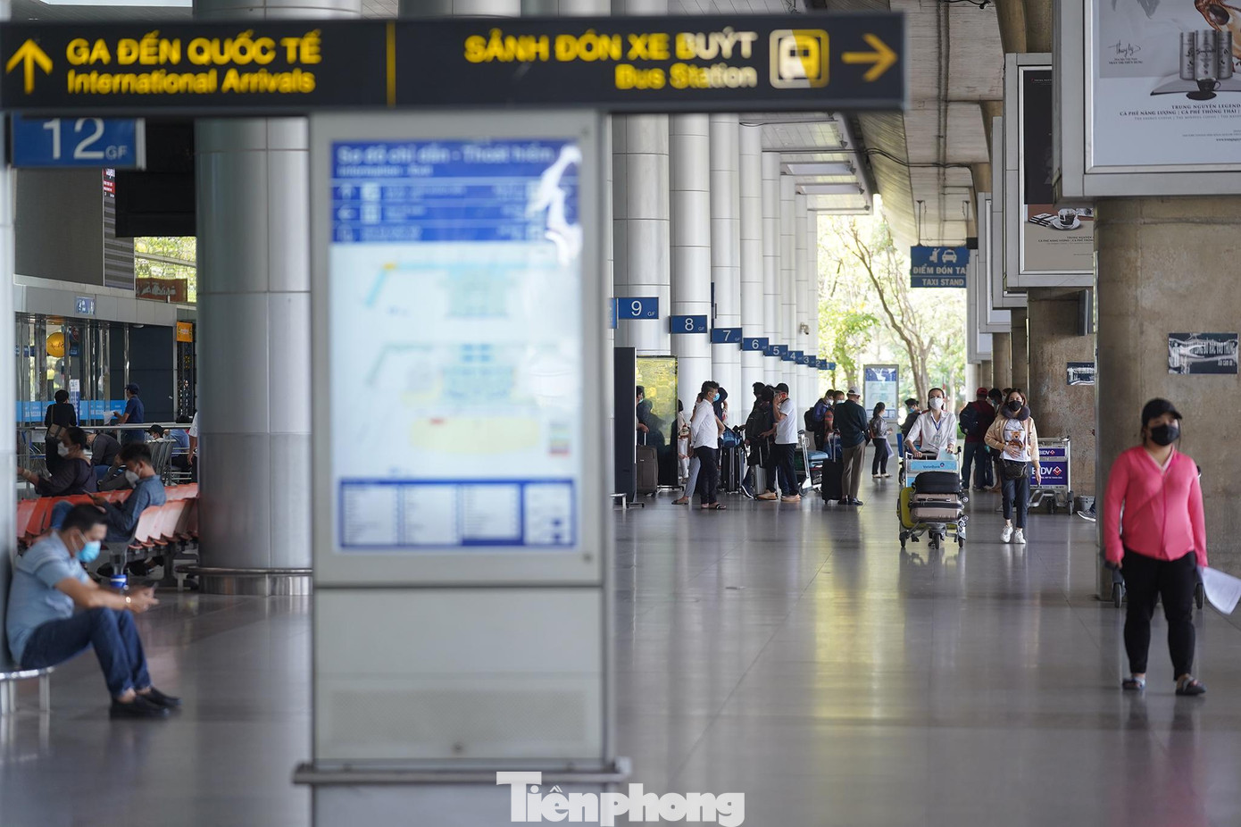 Tại ga quốc tế sân bay Tân Sơn Nhất sáng 15/3, khách chủ yếu là kiều bào và người xuất khẩu lao động hồi hương.