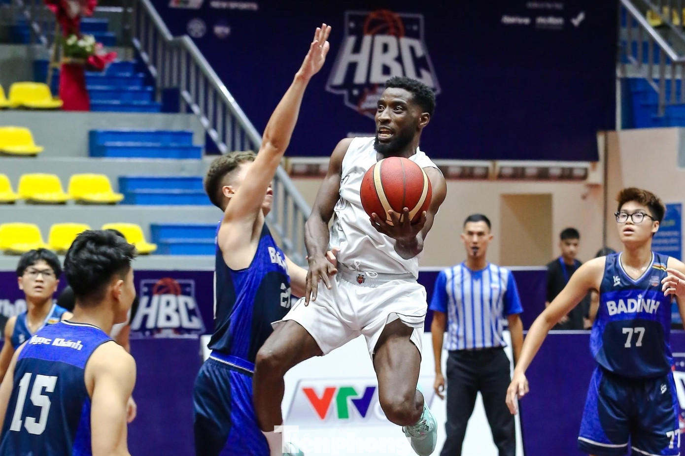 Khi thi đấu không giới hạn các cầu thủ người gốc Việt, cùng với đó các đội bóng chỉ được sử dụng duy nhất 1 vận động viên nước ngoài thi đấu trên sân. Khi thi đấu không giới hạn các cầu thủ người gốc Việt, cùng với đó các đội bóng chỉ được sử dụng duy nhất 1 vận động viên nước ngoài thi đấu trên sân.