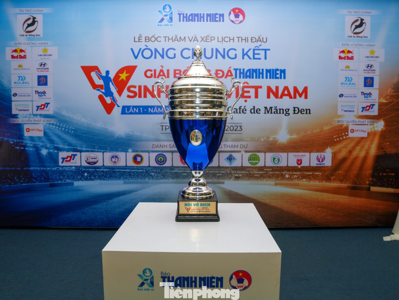 Tại lễ bốc thăm và xếp lịch thi đấu VCK, BTC cũng đã giới thiệu cúp, trang phục thi đấu, bảo hiểm và giải thưởng dành cho CĐV. Ngoài giải vô địch, á quân, hạng ba, BTC còn trao giải phong cách, các giải cá nhân (vua phá lưới, thủ môn xuất sắc, cầu thủ xuất sắc, đội hình tiêu biểu). Ngoài ra, 400 thành viên của 12 đội, giám sát, trọng tài, điều phối viên… được tài trợ bảo hiểm thân thể, bên cạnh công bố giải thưởng lên tới 100 triệu đồng dành cho CĐV.