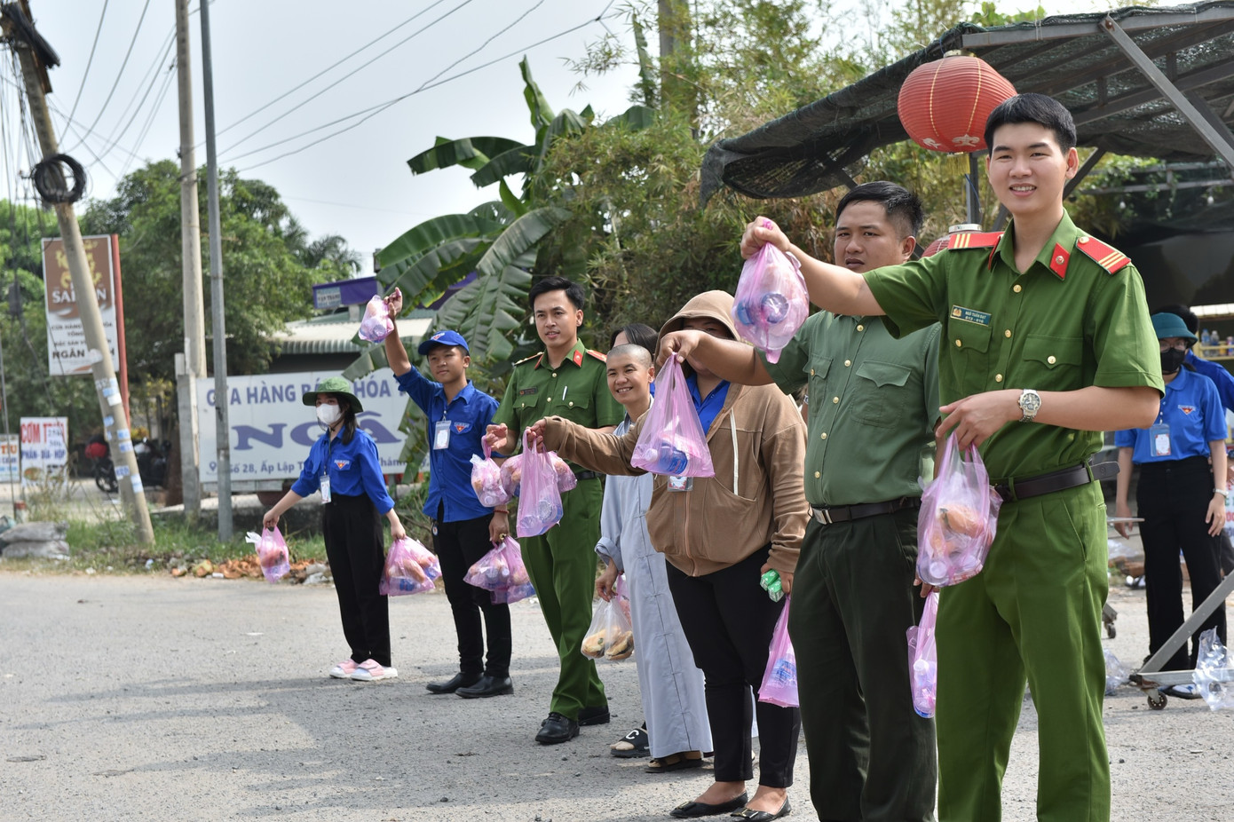 "Cho em phát hoài cũng được, không thấy mệt xíu nào!", một đoàn viên trẻ nói vui nhưng mọi người đều phá lên cười ủng hộ.