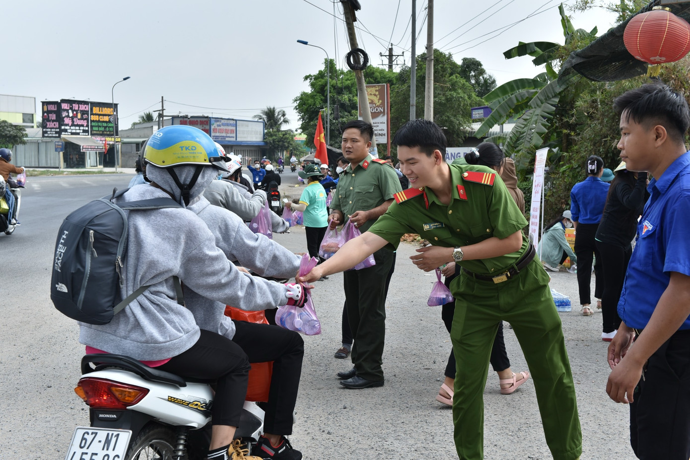 Đi kèm theo nước và thực phẩm là nụ cười của các bạn trẻ.