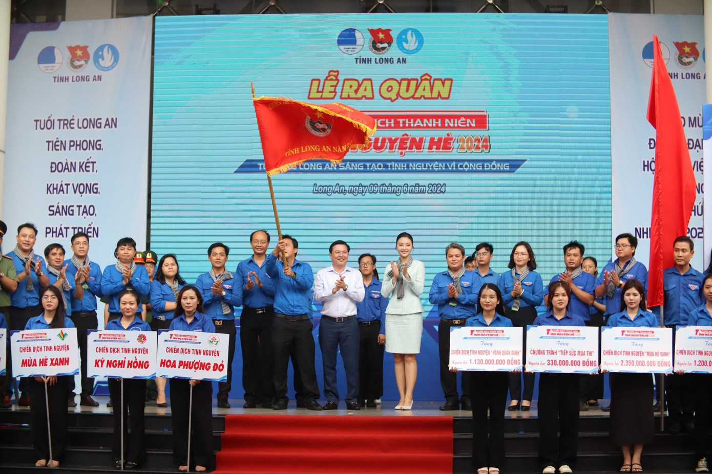 Anh Trần Hải Phú - Bí thư Tỉnh Đoàn Long An cầm cờ phát động. Anh Trần Hải Phú - Bí thư Tỉnh Đoàn Long An cầm cờ phát động.