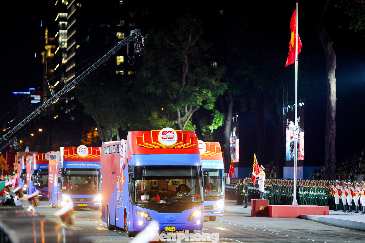 Tiếp sau khối Hồng kỳ là đoàn xe chở các Anh hùng Lực lượng vũ trang nhân dân, Anh hùng lao động, nhân chứng lịch sử.