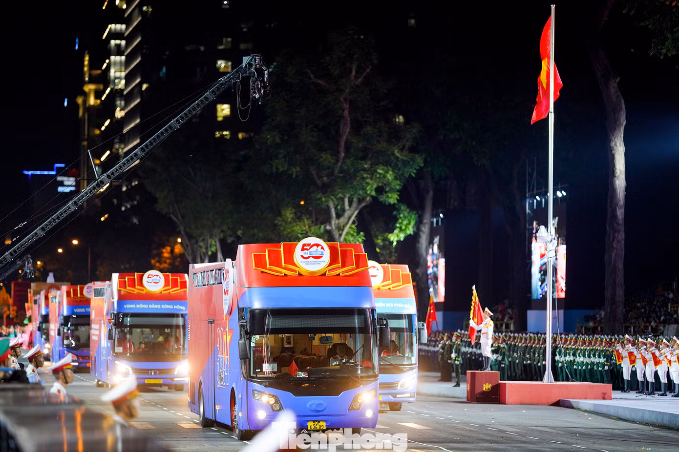 Tiếp sau khối Hồng kỳ là đoàn xe chở các Anh hùng Lực lượng vũ trang nhân dân, Anh hùng lao động, nhân chứng lịch sử.